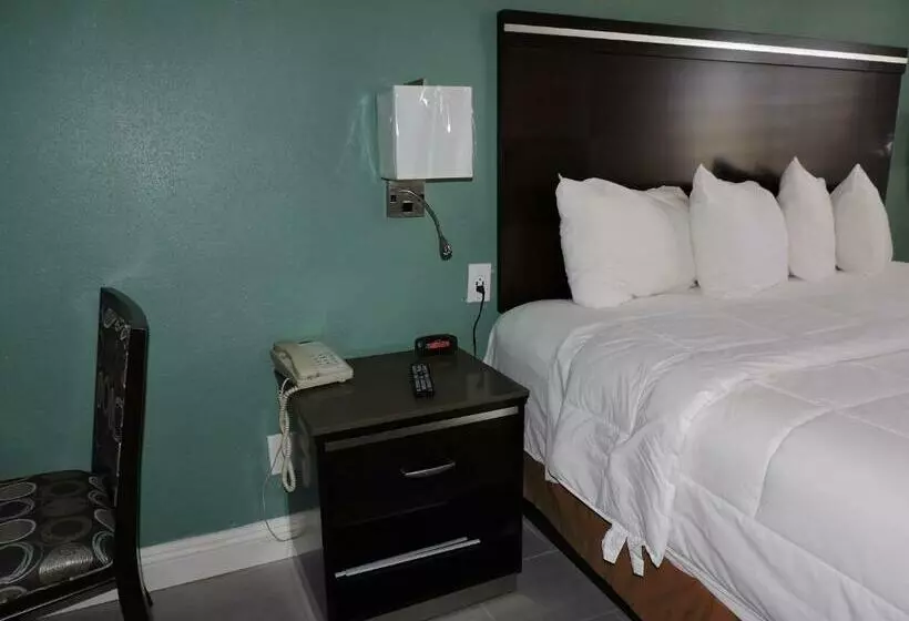 فندق Travelodge By Wyndham Artesia