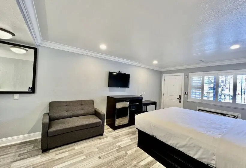 ホテル Aura Inn Monterey