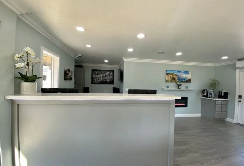 ホテル Aura Inn Monterey