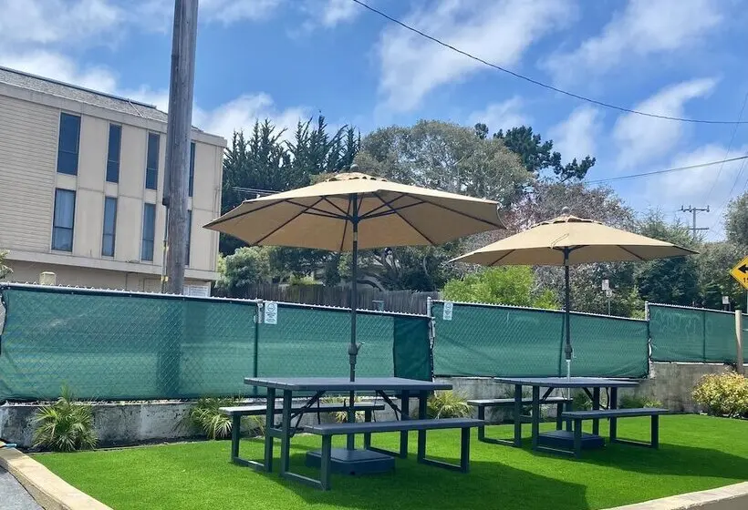 ホテル Aura Inn Monterey