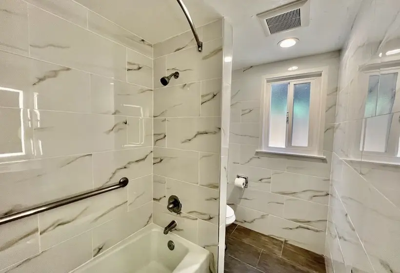 ホテル Aura Inn Monterey