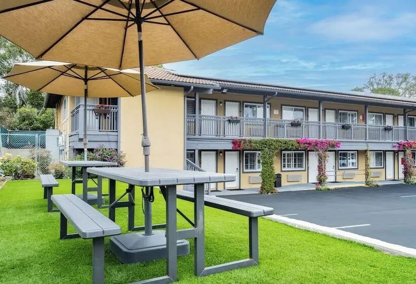 ホテル Aura Inn Monterey