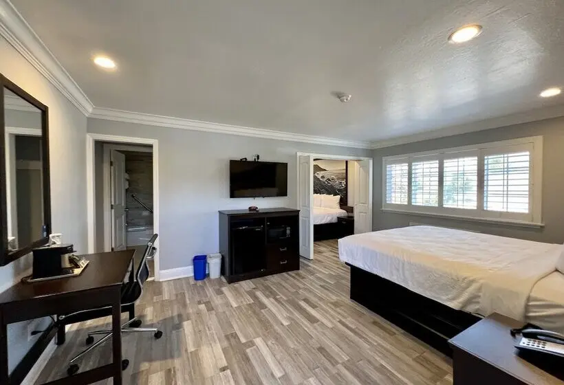 ホテル Aura Inn Monterey