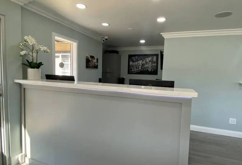 ホテル Aura Inn Monterey