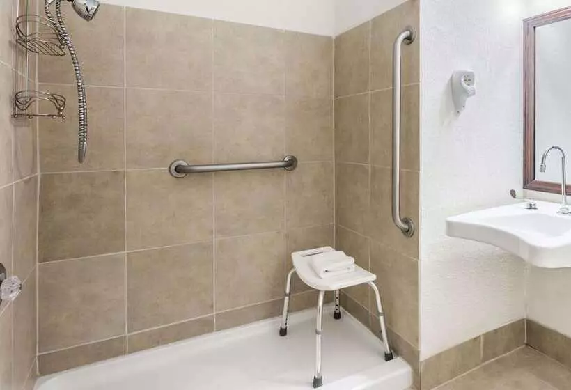 Hotel Baymont By Wyndham Greensboro/coliseum