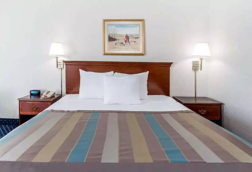 Hotel Baymont By Wyndham Greensboro/coliseum