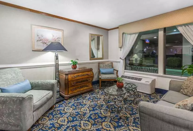 Hotel Baymont By Wyndham Greensboro/coliseum