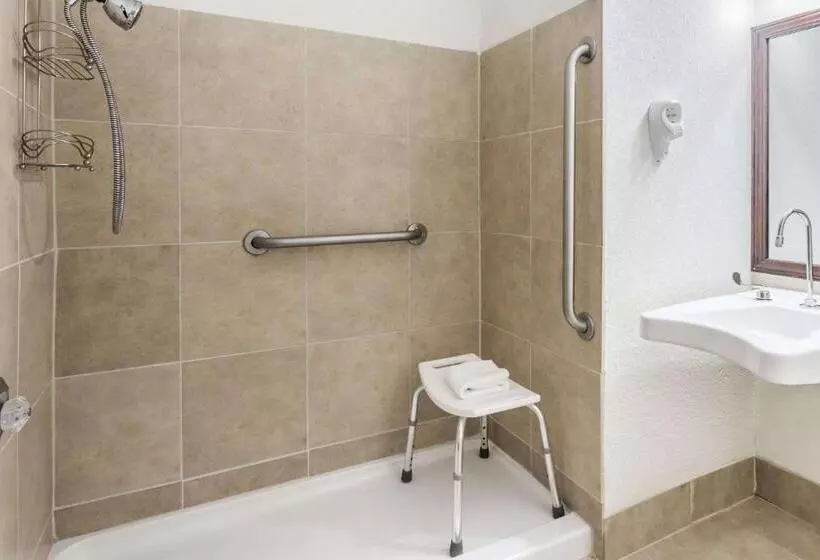 Hotel Baymont By Wyndham Greensboro/coliseum