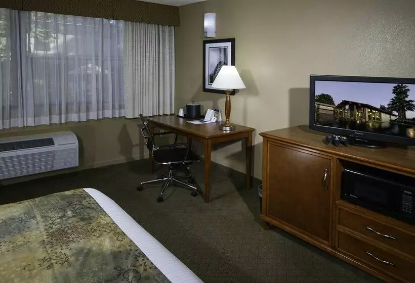 בית מלון כפרי Best Western Valencia Inn