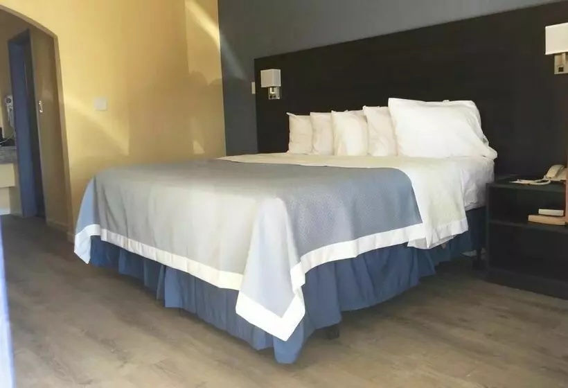 Отель Days Inn By Wyndham Airport  Phoenix