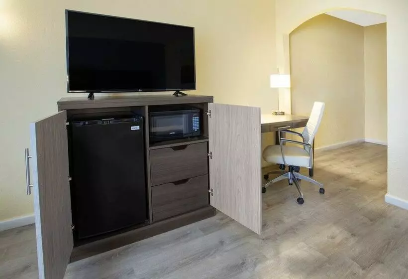 Отель Days Inn By Wyndham Airport  Phoenix