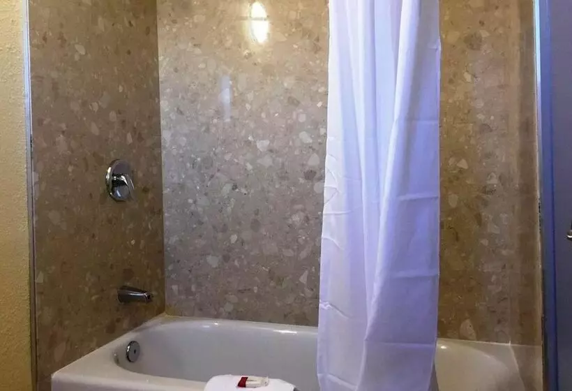 Отель Days Inn By Wyndham Airport  Phoenix