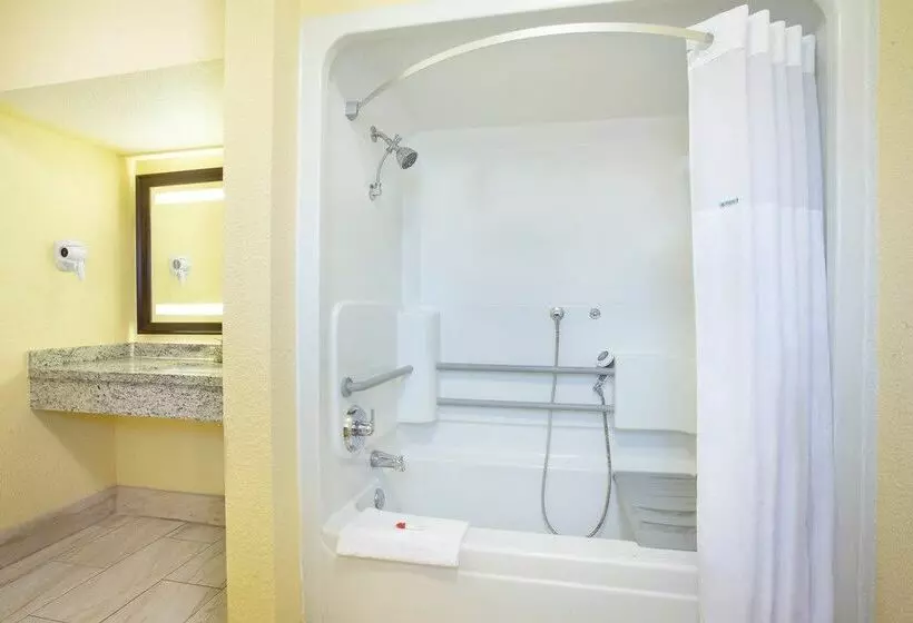 Отель Days Inn By Wyndham Airport  Phoenix