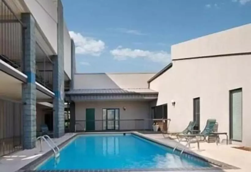 בית מלון כפרי Executive Inn And Suites