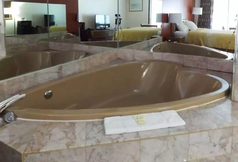 فندق Econo Lodge Manistee