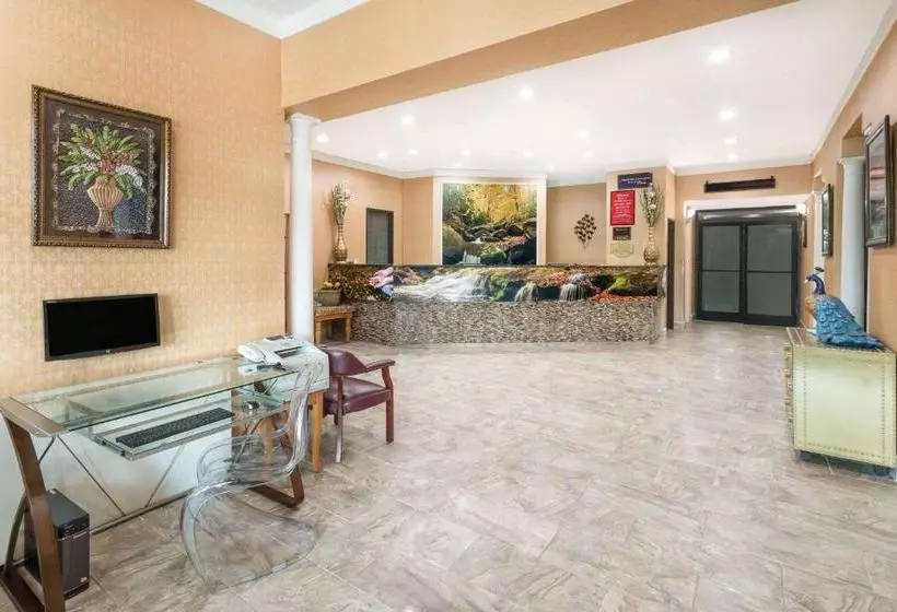 فندق Ramada By Wyndham Asheville Southeast