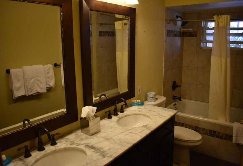 호텔 The Inn At Tomichi Village