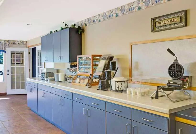 בית מלון כפרי Travelodge By Wyndham Rapid City