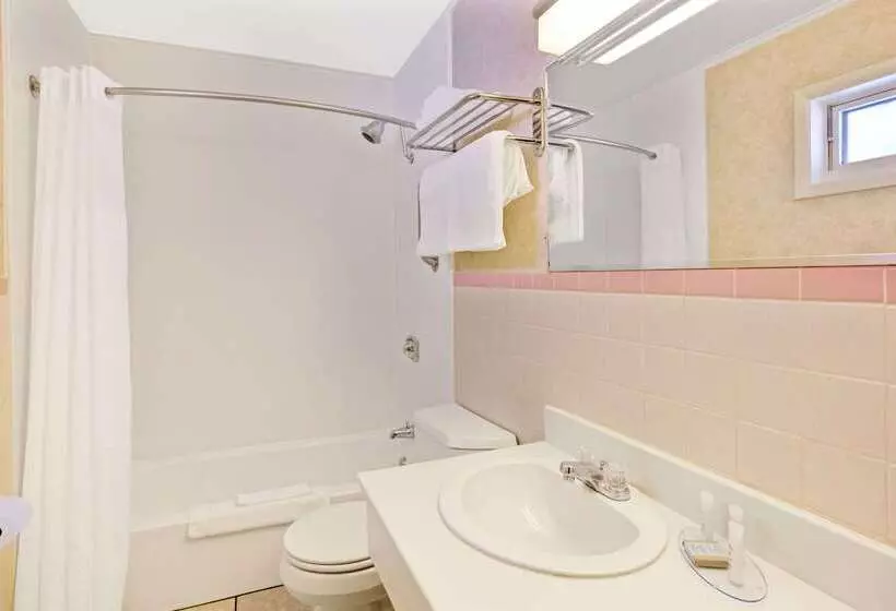 בית מלון כפרי Travelodge By Wyndham Rapid City