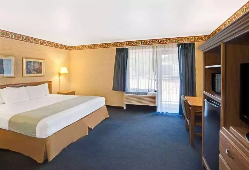 בית מלון כפרי Travelodge By Wyndham Rapid City