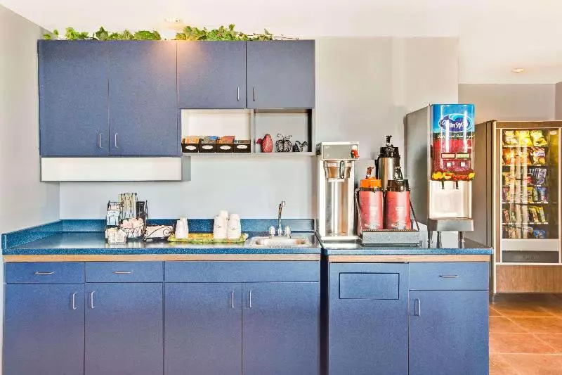 בית מלון כפרי Travelodge By Wyndham Rapid City