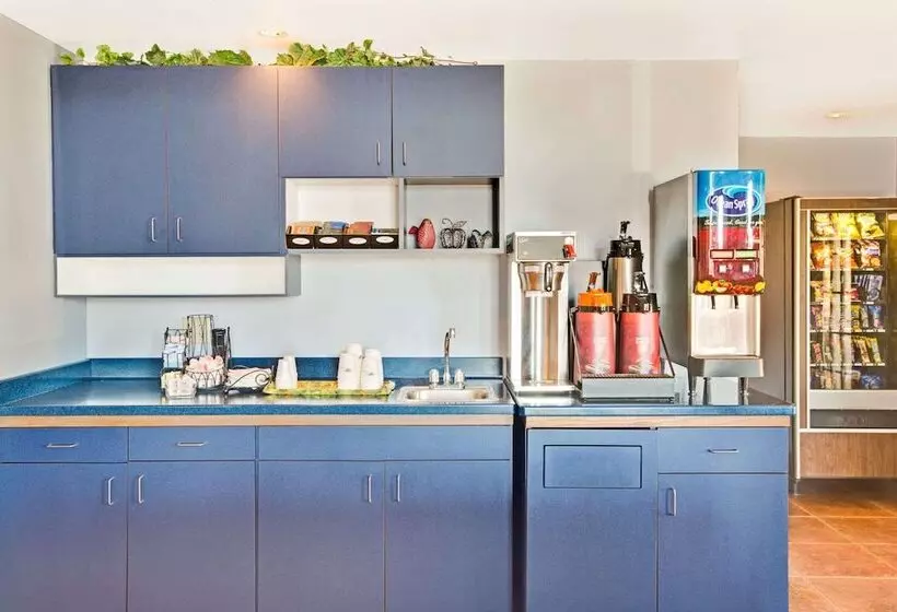 בית מלון כפרי Travelodge By Wyndham Rapid City