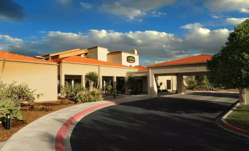 Отель Courtyard By Marriott Albuquerque Airport