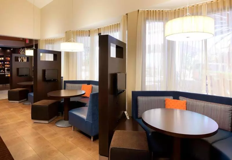 Отель Courtyard By Marriott Albuquerque Airport