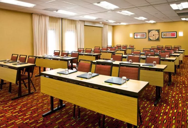 Отель Courtyard By Marriott Albuquerque Airport