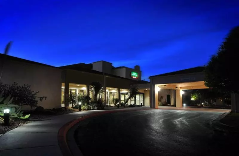 Отель Courtyard By Marriott Albuquerque Airport