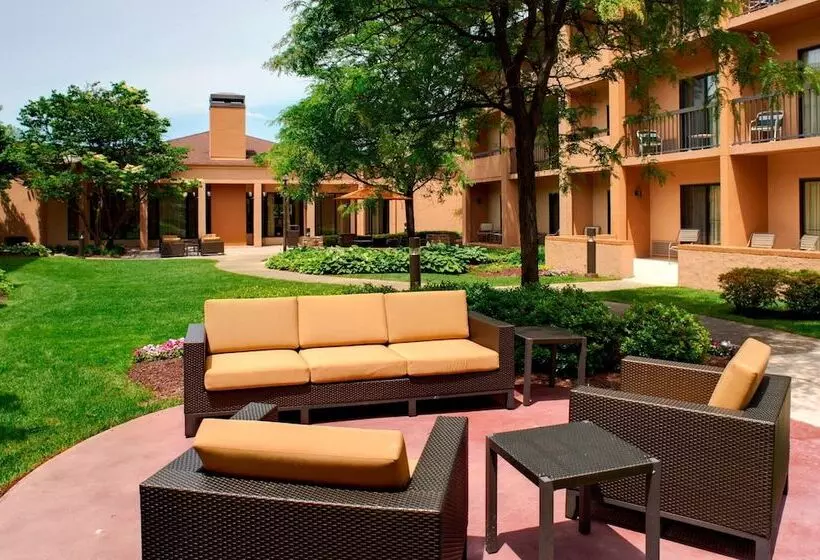 Отель Courtyard Detroit Metro Airport Romulus