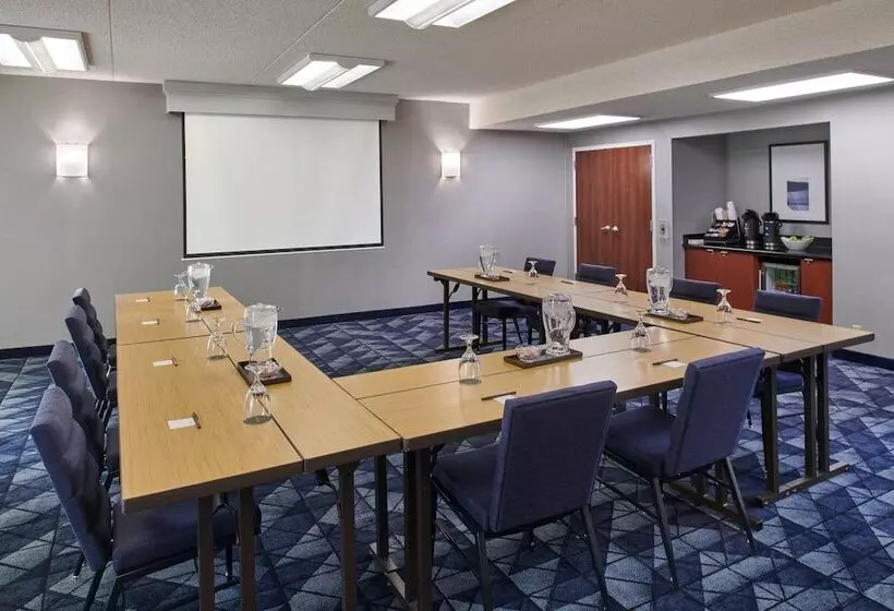 Отель Courtyard Detroit Metro Airport Romulus