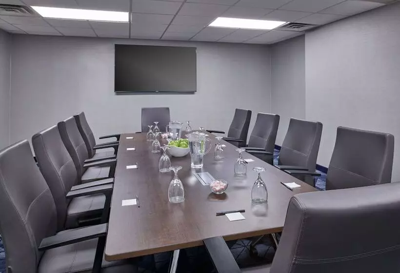 Отель Courtyard Detroit Metro Airport Romulus