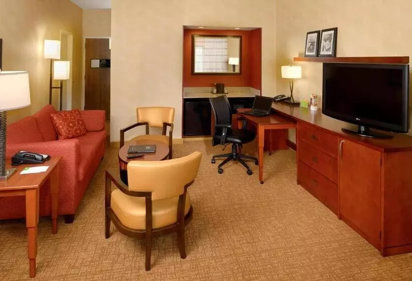 فندق Courtyard St. Louis Creve Coeur