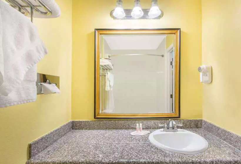 Отель Days Inn By Wyndham Redwood City