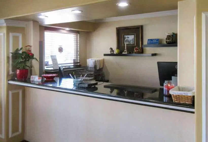 Отель Econo Lodge