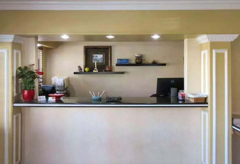 Отель Econo Lodge