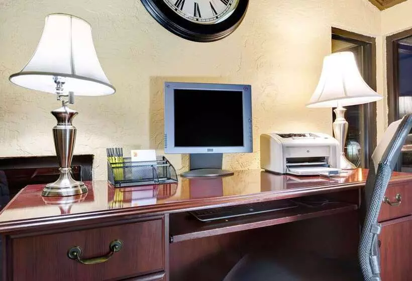 فندق Super 8 By Wyndham Hutchinson