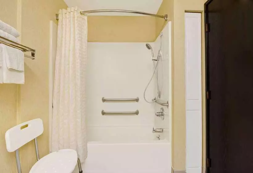 فندق Super 8 By Wyndham Hutchinson