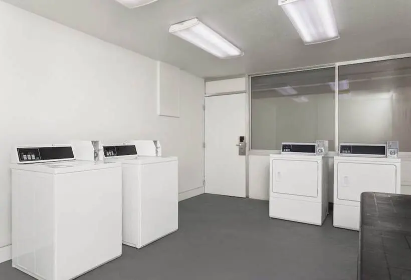 Hotelli Baymont by Wyndham Orlando North Millenia