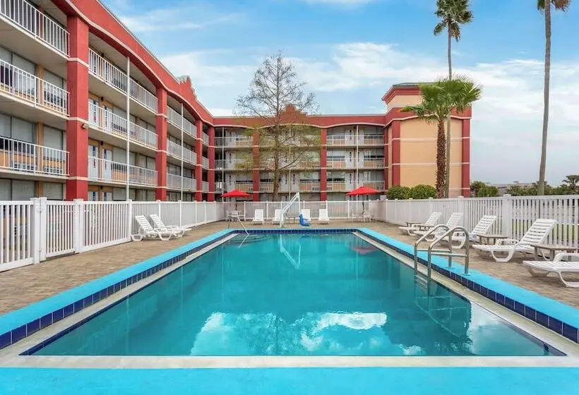 Hotelli Baymont by Wyndham Orlando North Millenia