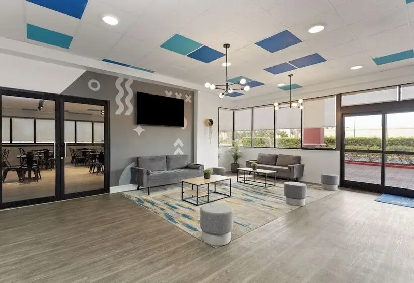 Hotelli Baymont by Wyndham Orlando North Millenia