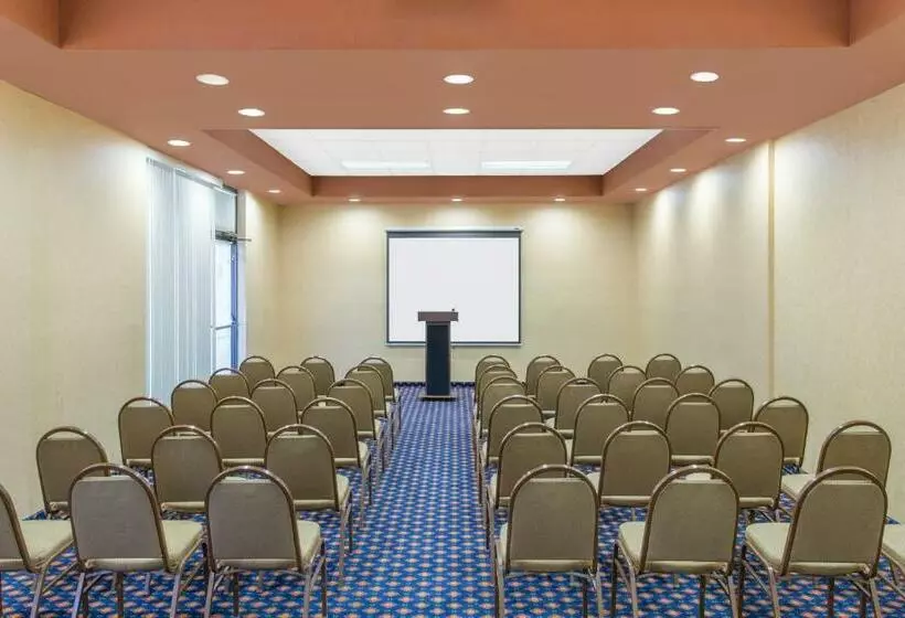 فندق La Quinta Inn & Suites By Wyndham Oakland Airport Coliseum