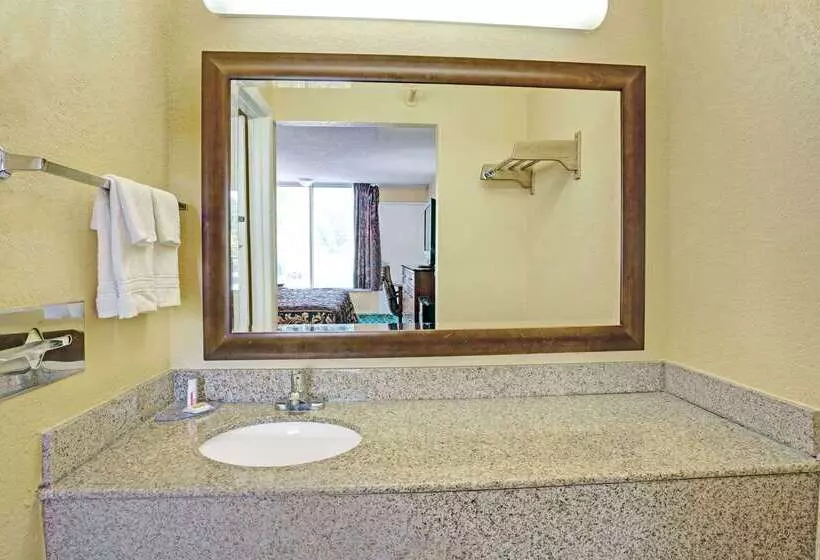 Отель Days Inn By Wyndham Norfolk Military Circle