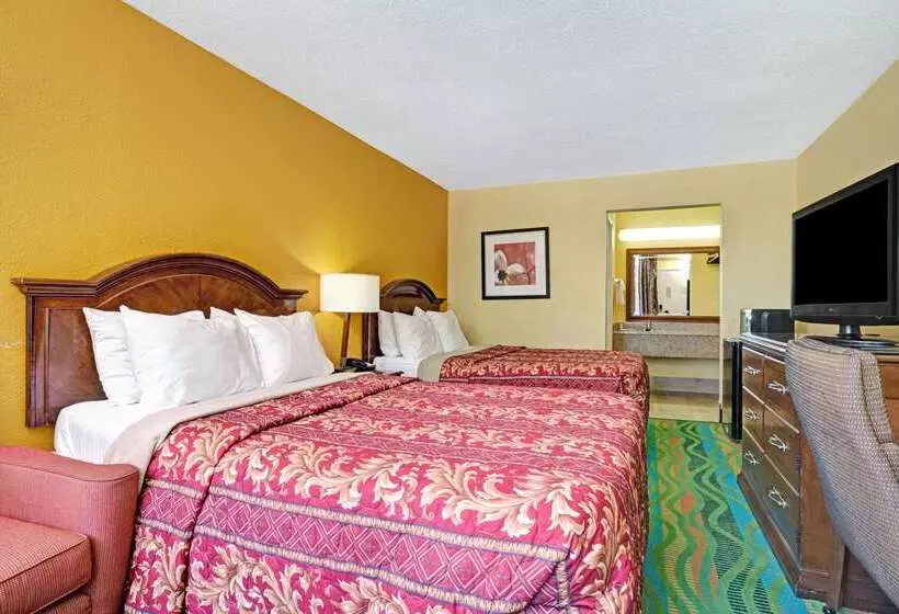 Отель Days Inn By Wyndham Norfolk Military Circle