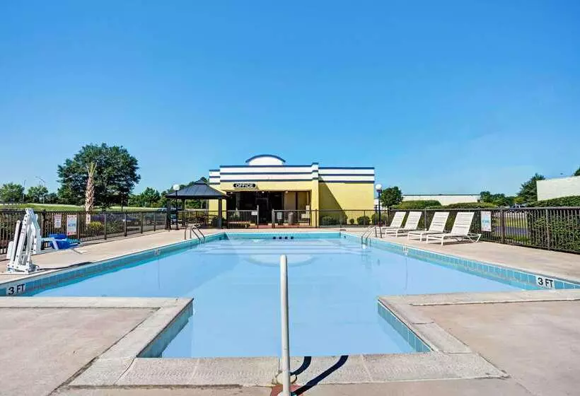 Отель Days Inn By Wyndham Norfolk Military Circle