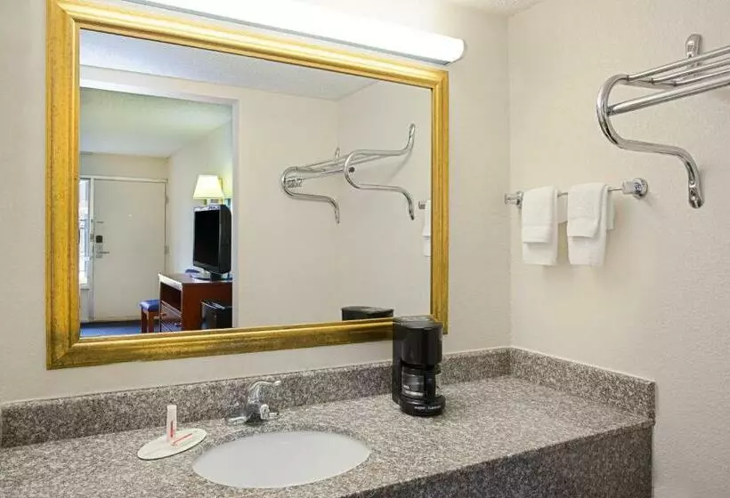 هتل Days Inn By Wyndham Tallahasseegovernment Center