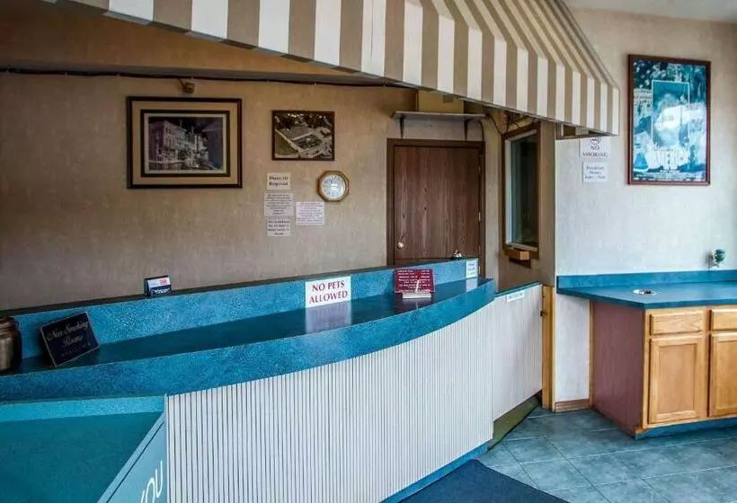 호텔 Economy Inn & Suites