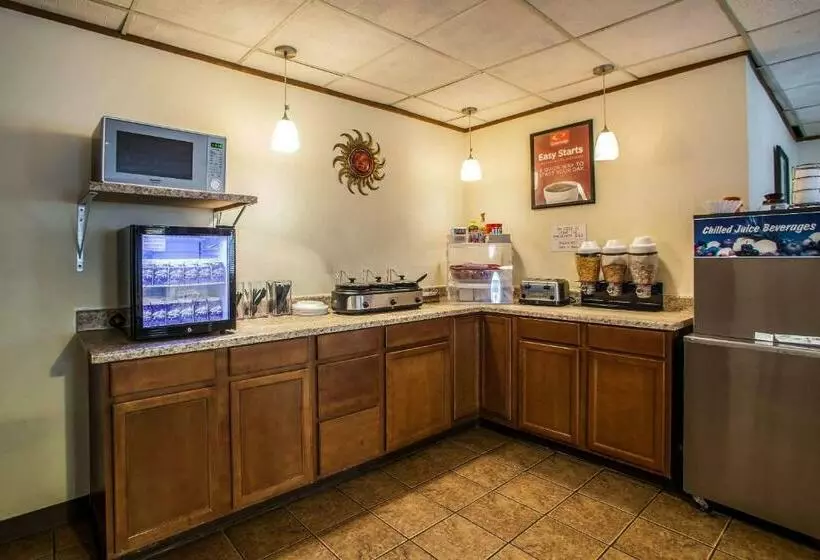 호텔 Economy Inn & Suites