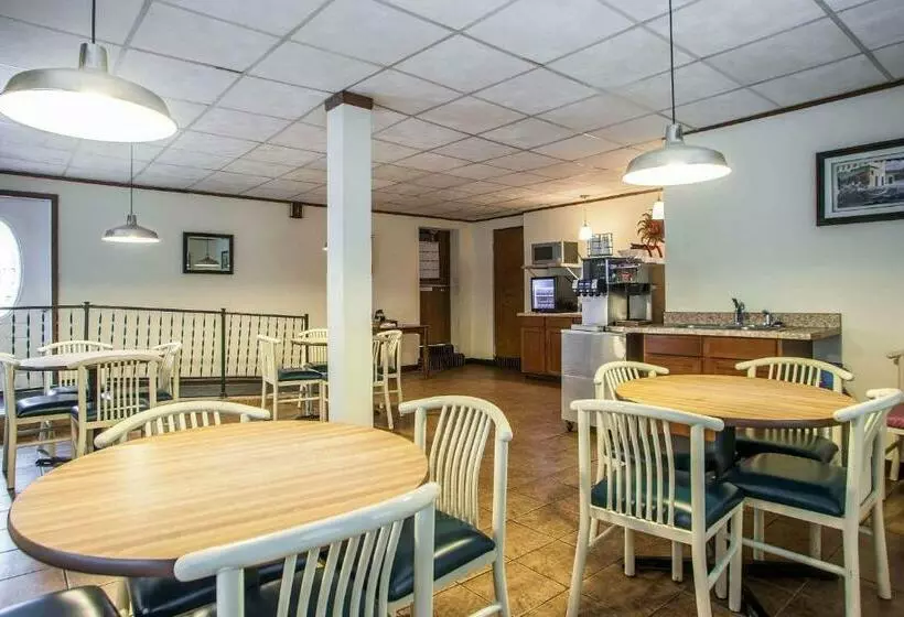 호텔 Economy Inn & Suites